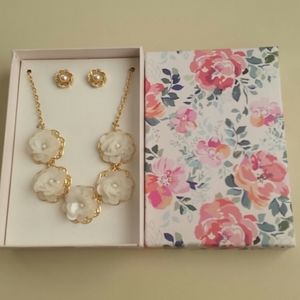 New White and gold beautiful necklace